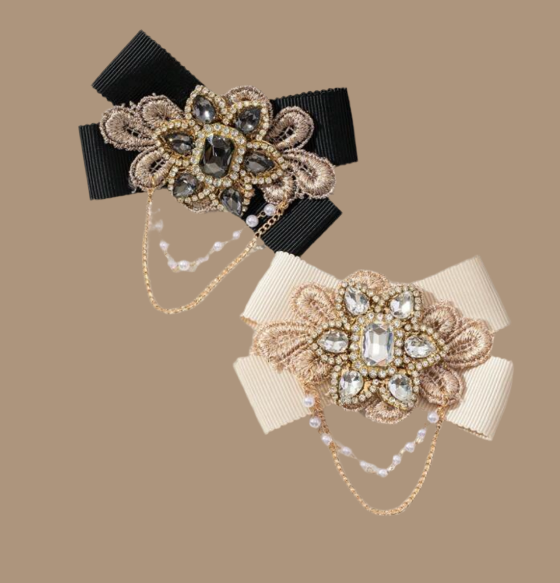 Broche in strikvorm met diamanten bloem en kettingen