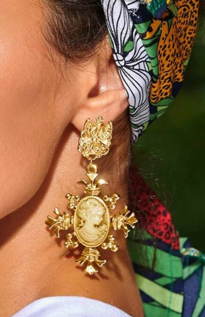 Faith oorbel met ovale vorm met een chique dame omringd door gouden haken