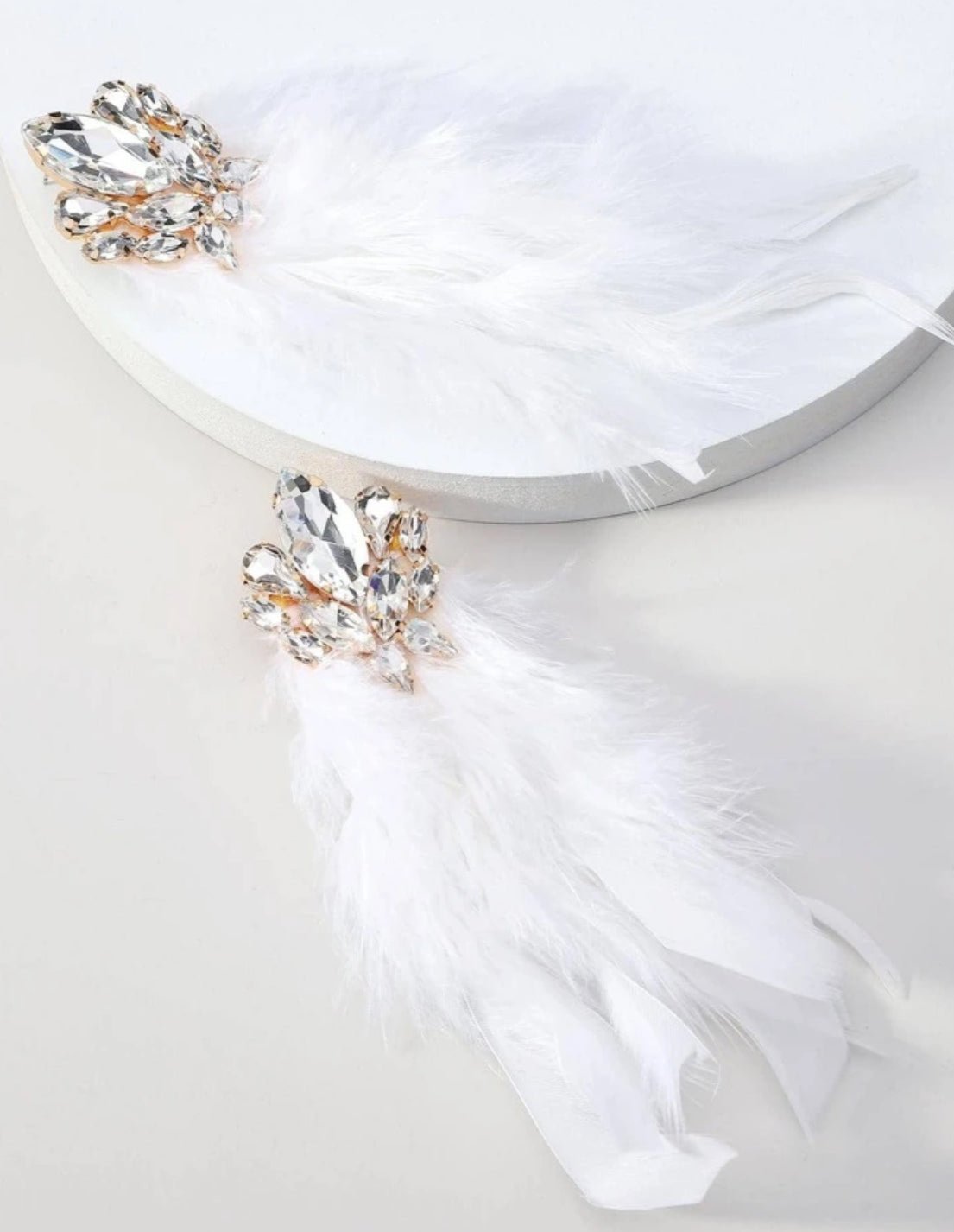 Fairy oorbel met strass stenen en lange witte veren