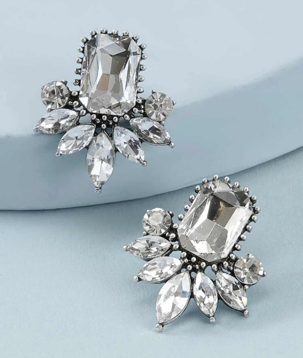 Flow oorbellen met strass stenen in een bloem waaier vorm met grote steen