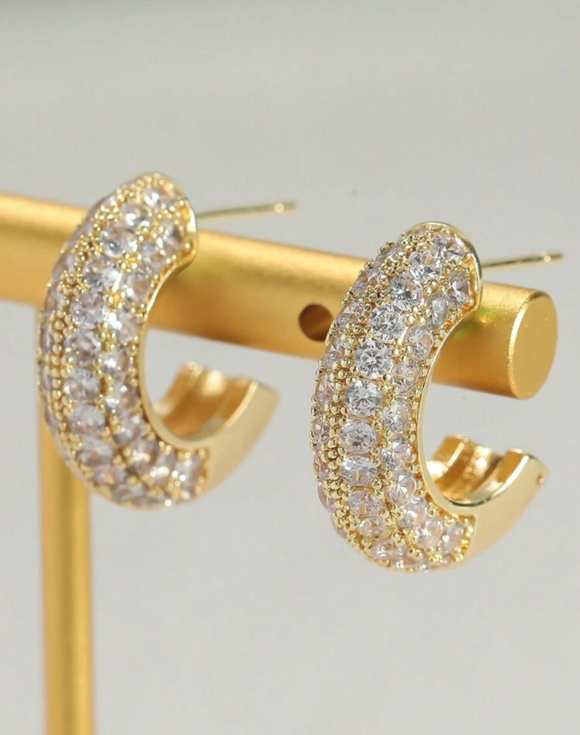 Goudkleurige hoepel oorbel met Strass stenen