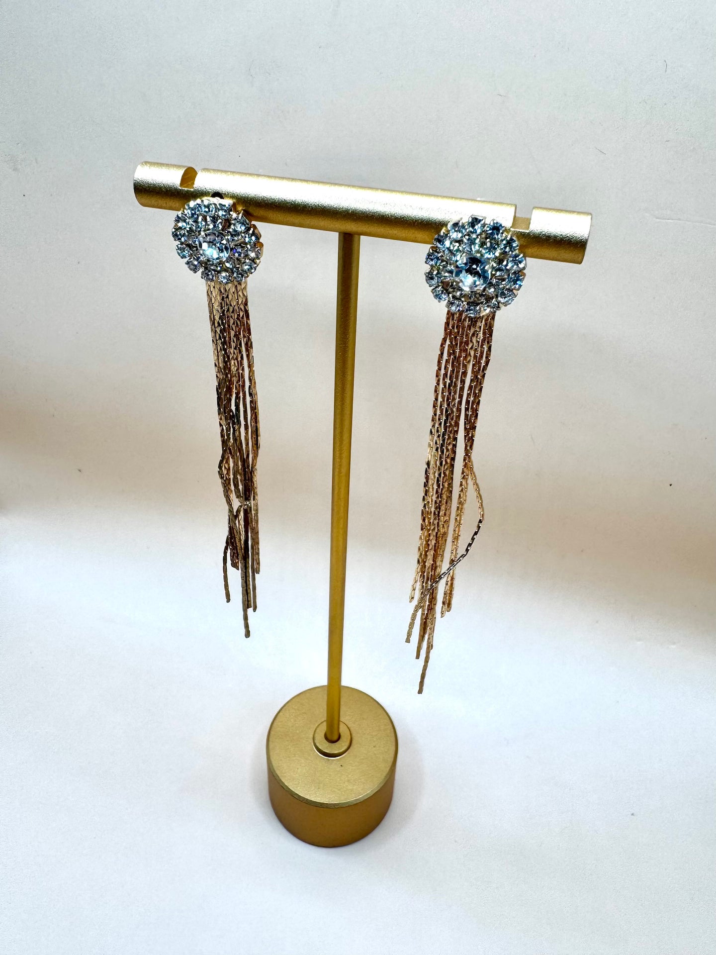 Galaxy oorbellen met ronde bloemvormige strass stenen met een gouden waterval van strengen