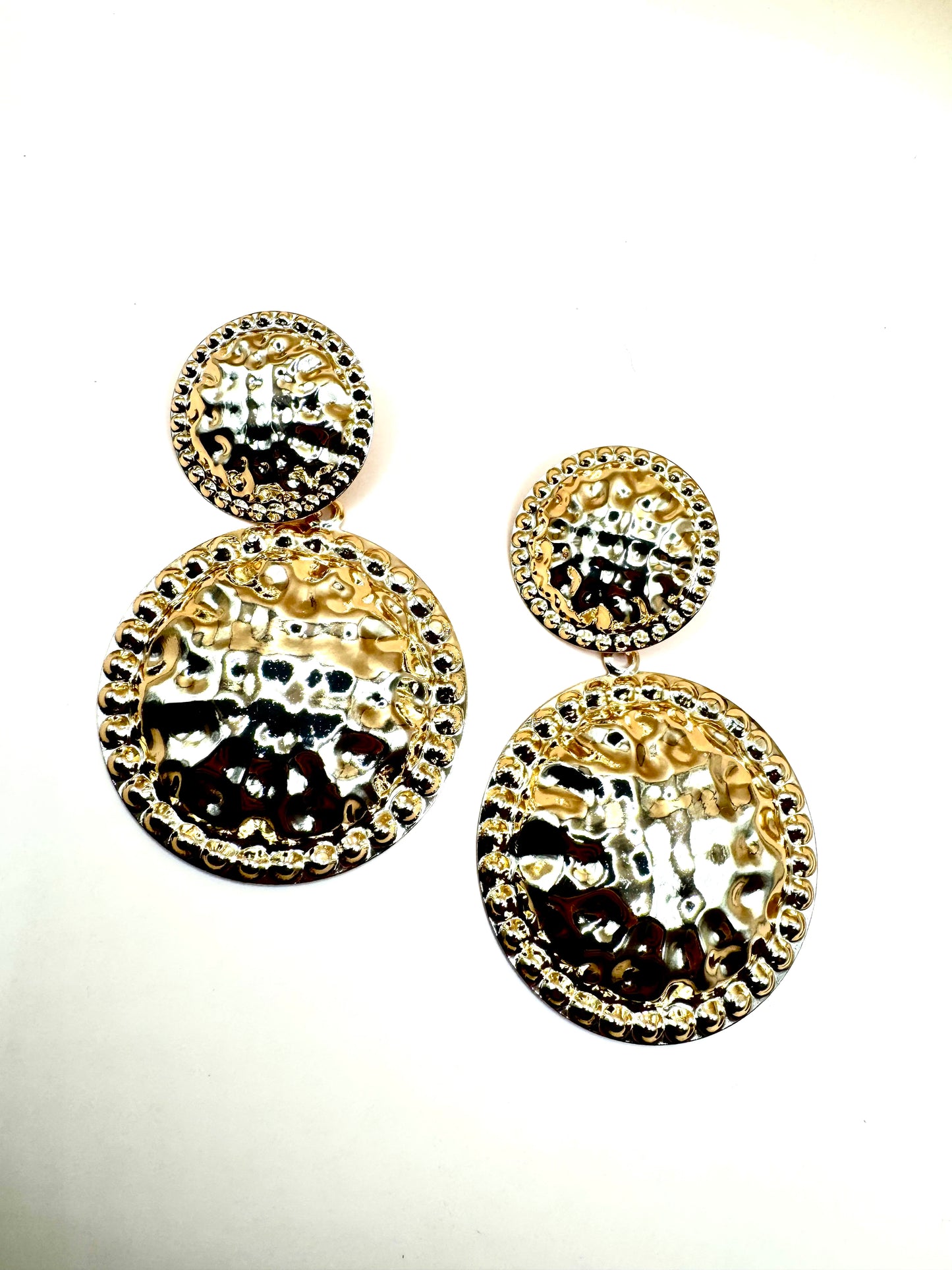 Glock oorbellen goudkleurige oorbellen met ronde gouden platen onder elkaar met structuur effect