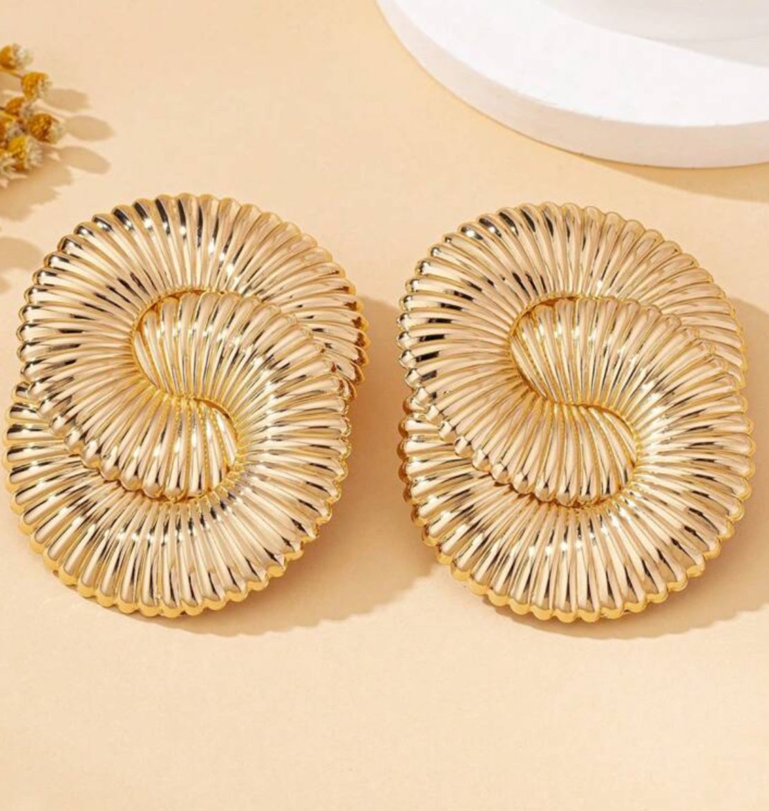 Goudkleurie slakkenhuisvormige oorbellen met ribbels gedraaid vrouwelijk feestelijk kerst