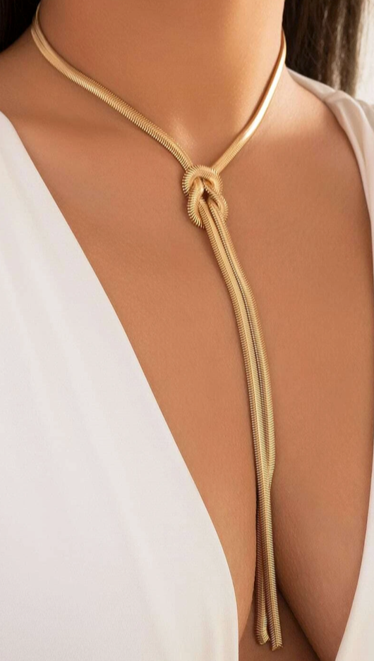 Jade goudkleurige ketting met knoop detail.