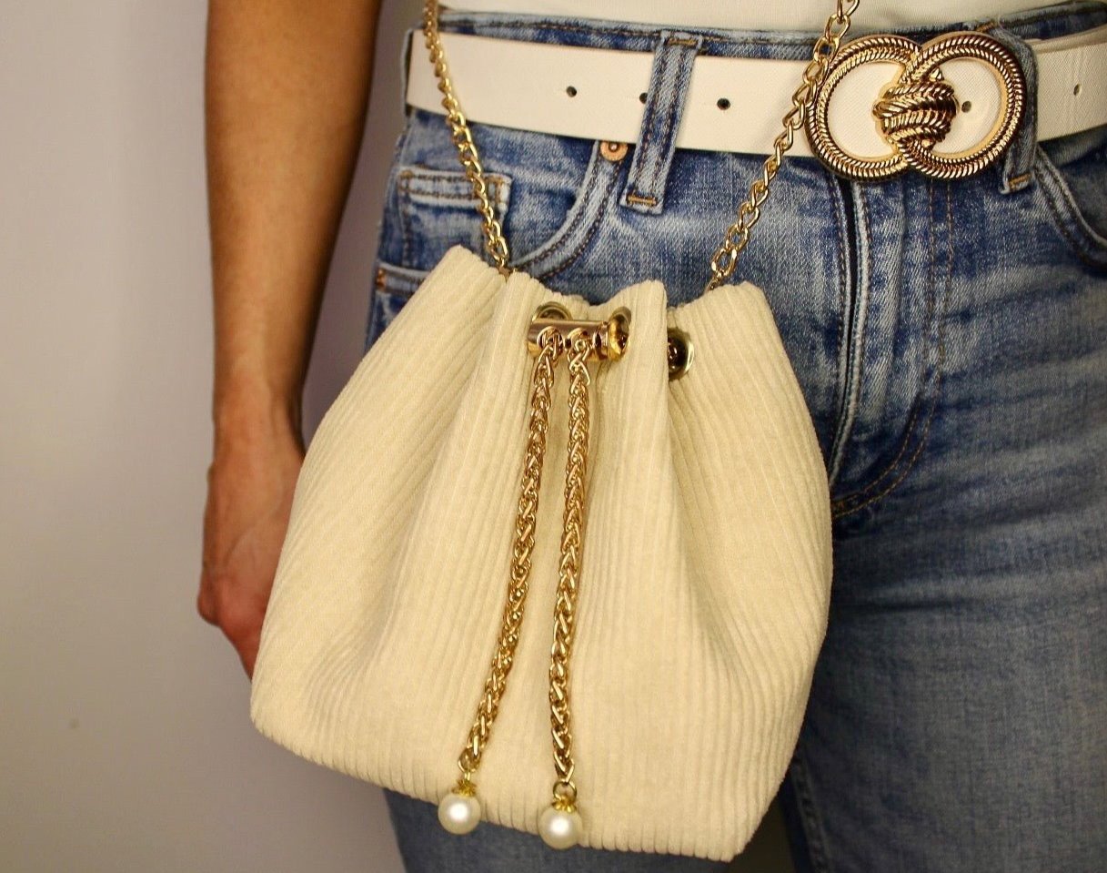 handtas van ribstof met goud en parels