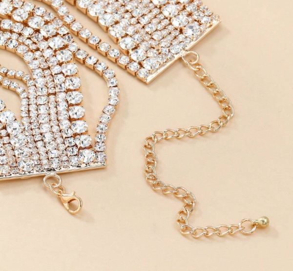 Choker ketting close up van de sluiting met goudkleur en ingelegde zirkonia stenen