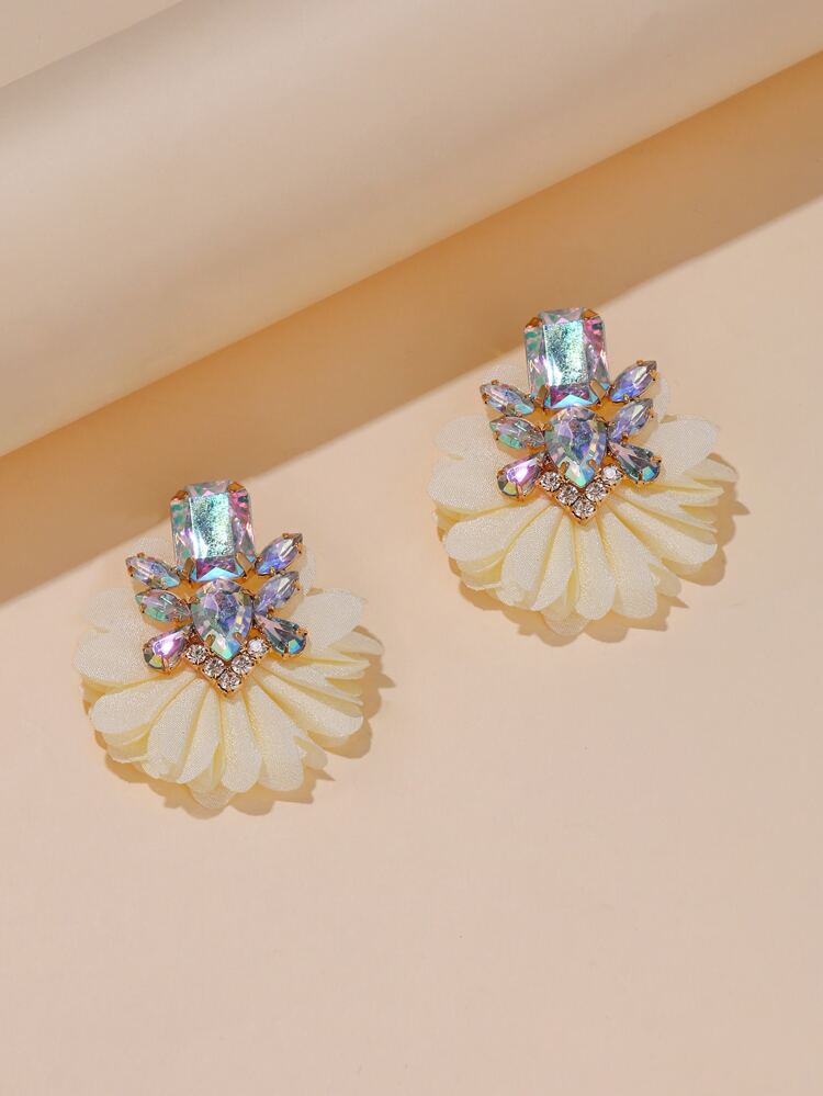 Flowerpower oorbellen met multi-color strasstenen met een bloemvormige beige waaier als rok