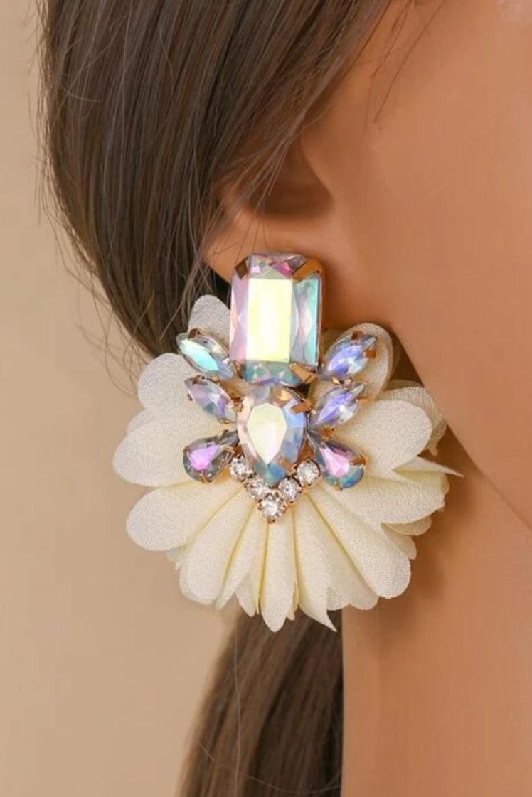 Flowerpower oorbellen met multi-color strasstenen met een bloemvormige beige waaier als rok