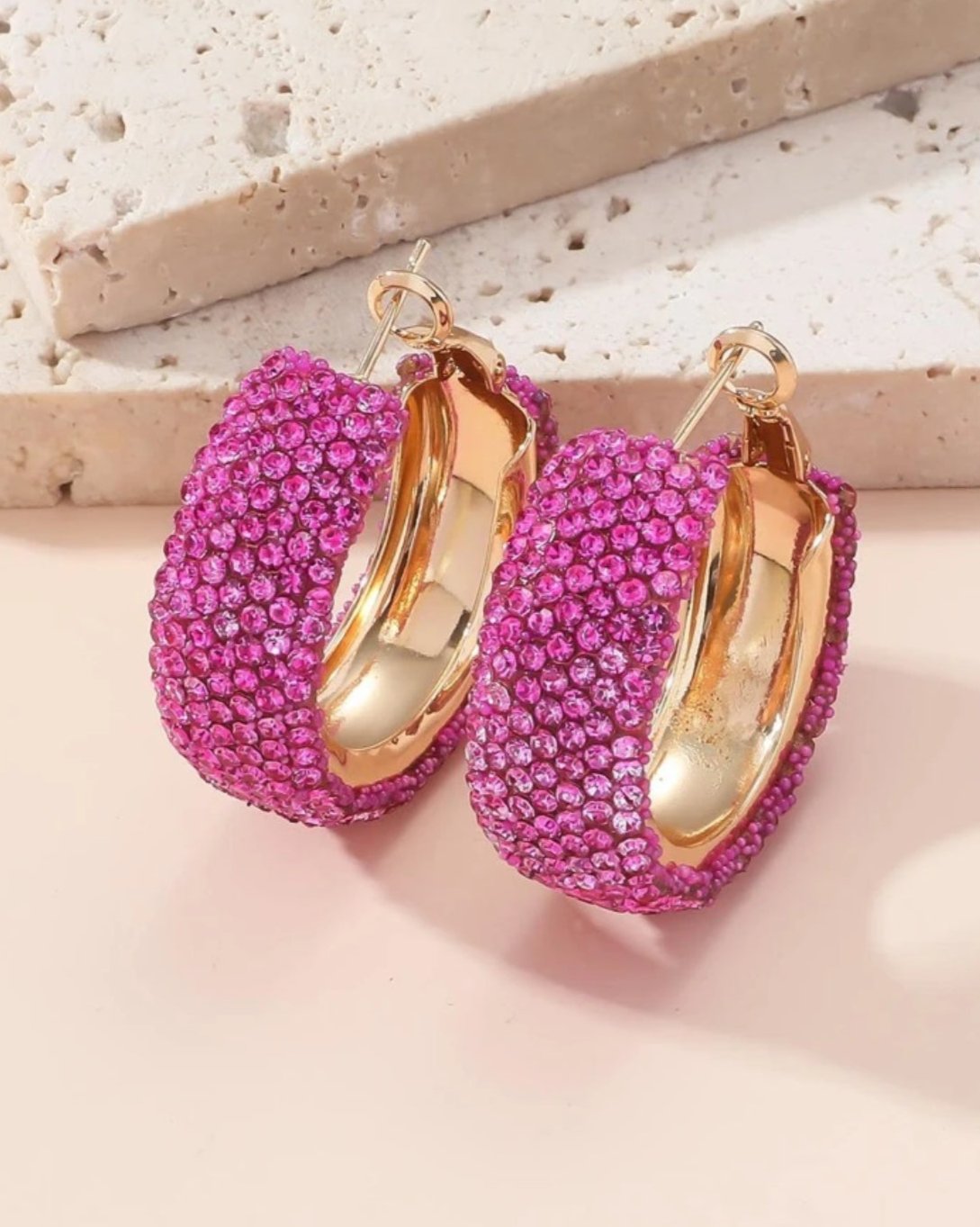 Roze goudkleurige oorbel met strass