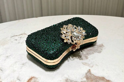 Chique handbag evening clutch voorzien van groene glimmende steentjes en een goudkleurige sluiting met ingelegde strass kristallen