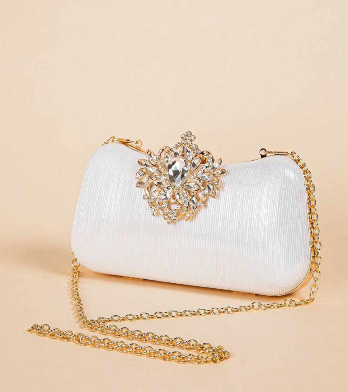 crown clutch wit met goudkleurige clipsluiting voorzien van strass kristallen met gouden hengsel