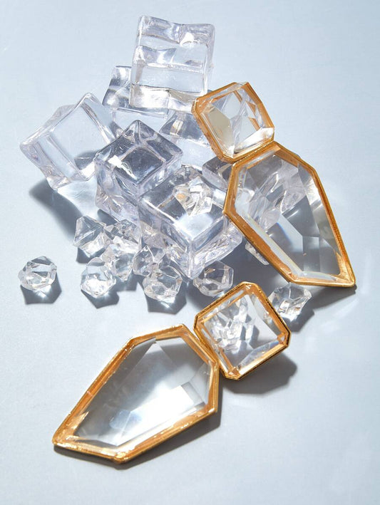 Crystalized oorbellen 6-kantige oorbel met grote kristallen stenen omringd door een gouden lijst