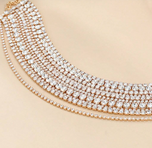 Choker ketting met 9 lagen van goudkleur met ingelegde zirkonia stenen voor een feest kerst en de sexy vrouw