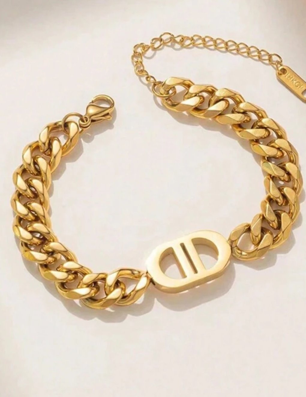 Geschakelde gouden armband met letters van CUFFED bracelet