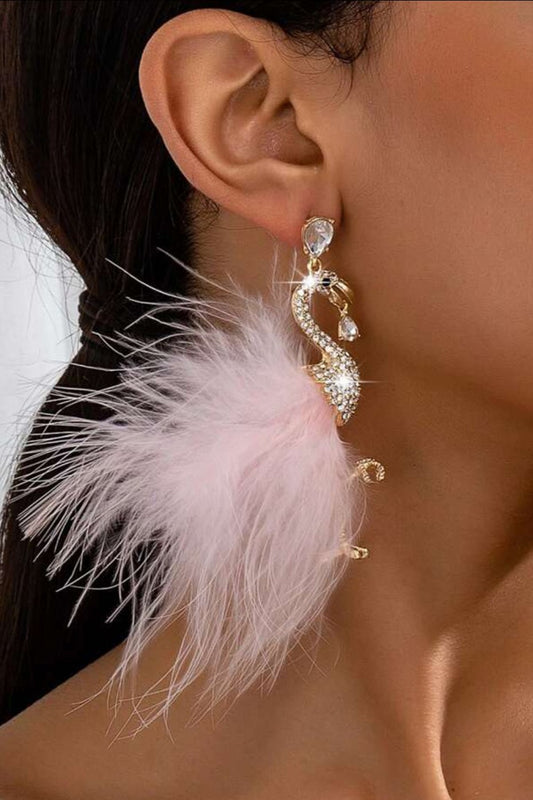 Flamingo oorbellen met goud en ingelegde strass stenen voorzien van roze veren staart
