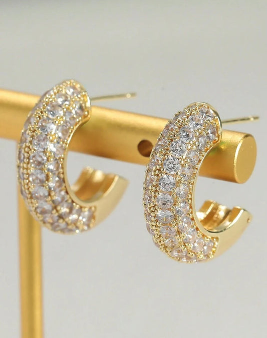 Goudkleurige hoepel oorbel met Strass stenen 