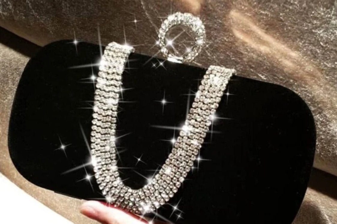 Glitter bag zwarte clutch met diamanten ring en diamanten versiering