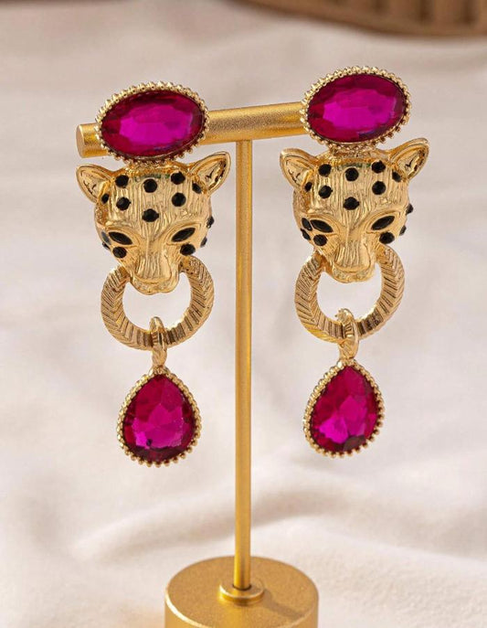 Leopard gouden oorbel met roze bungelende steen onder en boven en tijgerkop met zwarte stippen