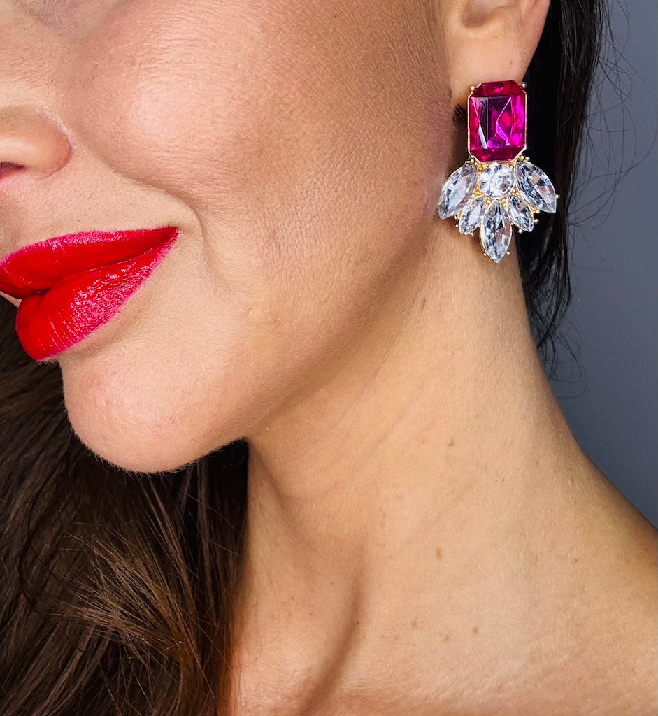 Ruby goudkleurige oorbellen in vleugelvorm met ingelegde roze en strass diamanten