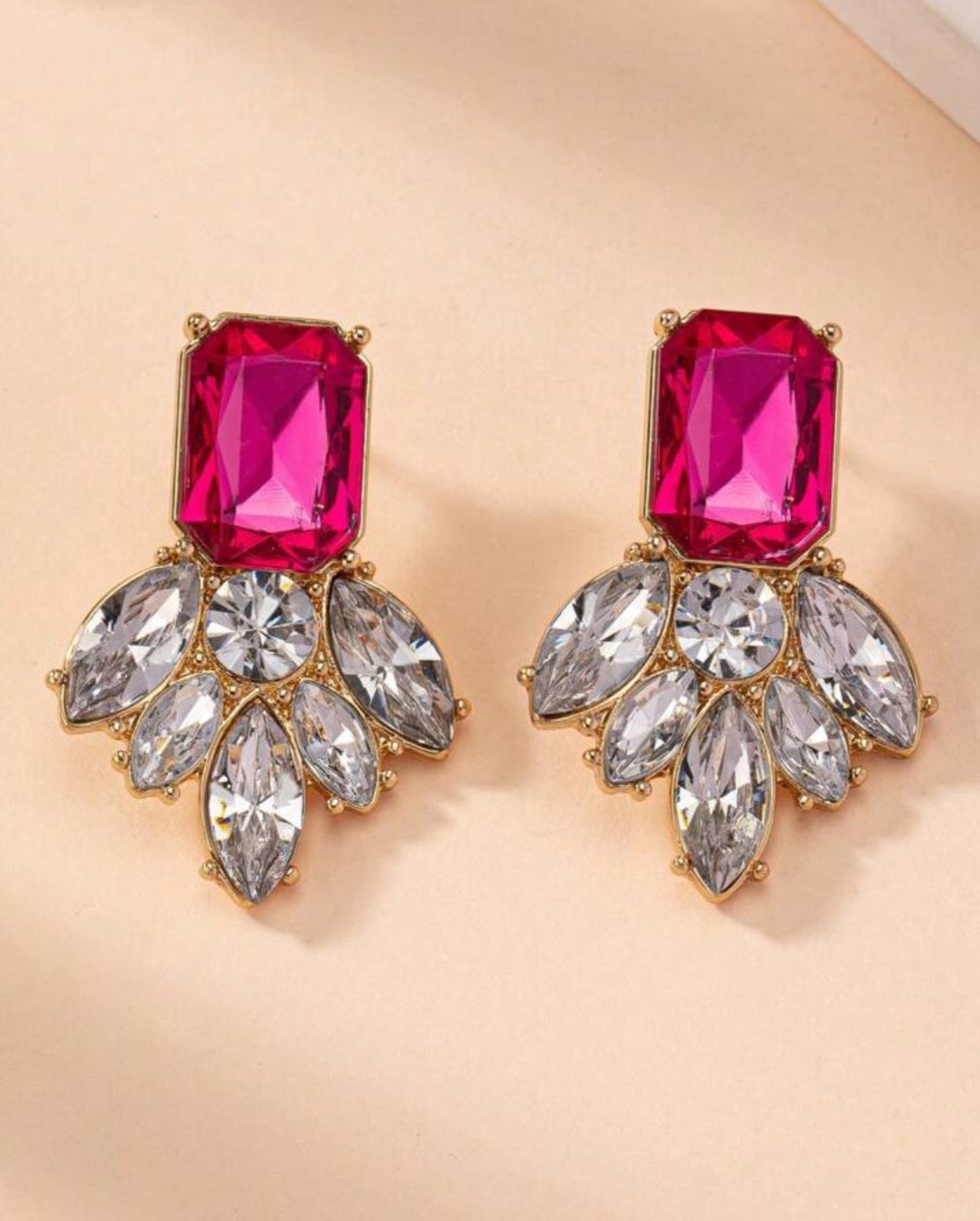 Ruby goudkleurige oorbellen in vleugelvorm met ingelegde roze en strass diamanten