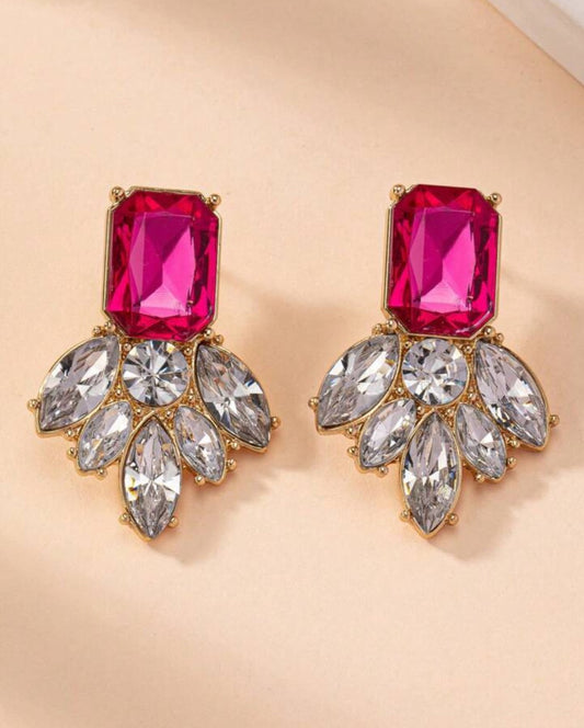 Ruby goudkleurige oorbellen in vleugelvorm met ingelegde roze en strass diamanten