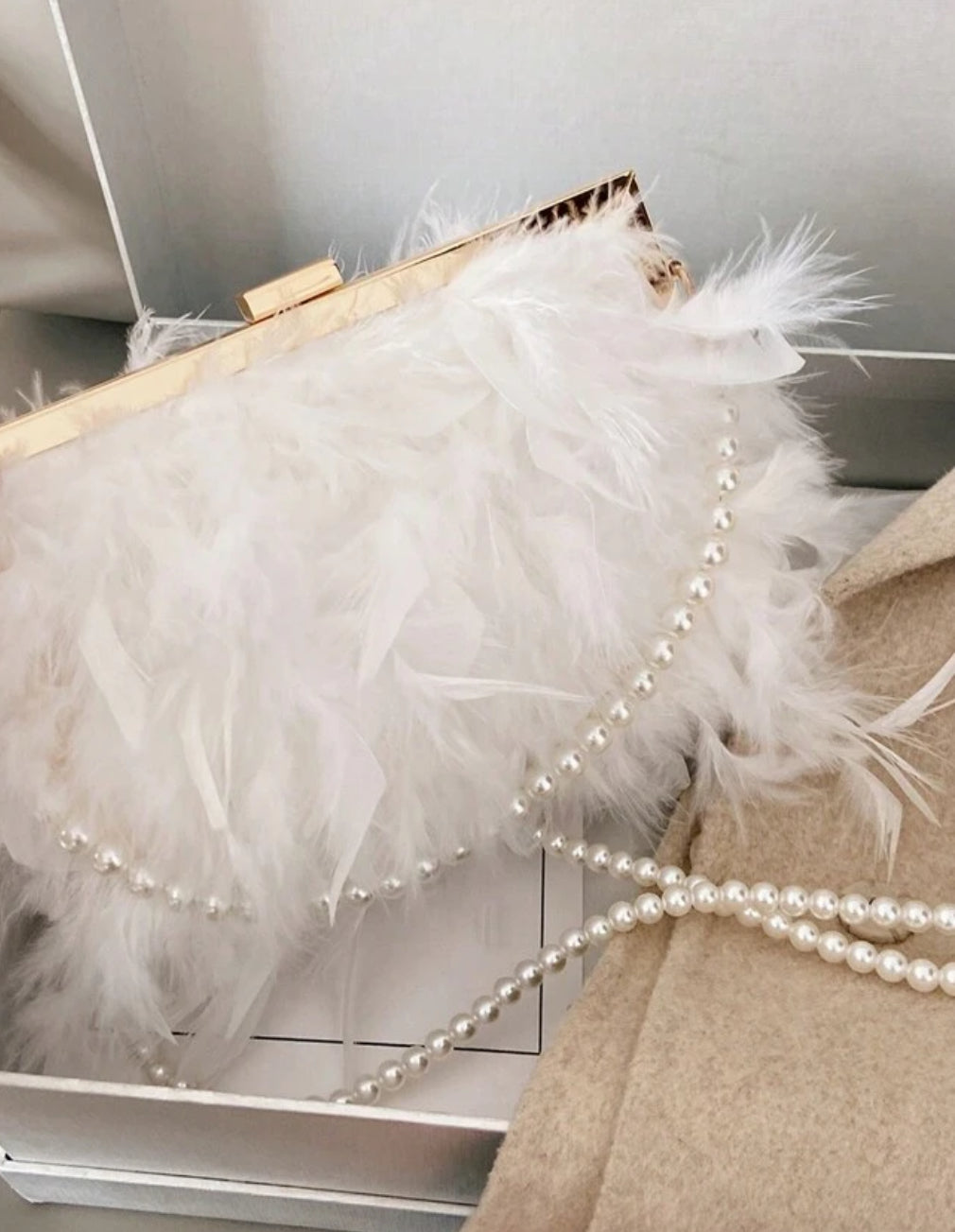 Clutch wit met veren en parelsnoer gouden sluiting kerst vrouwelijk sexy