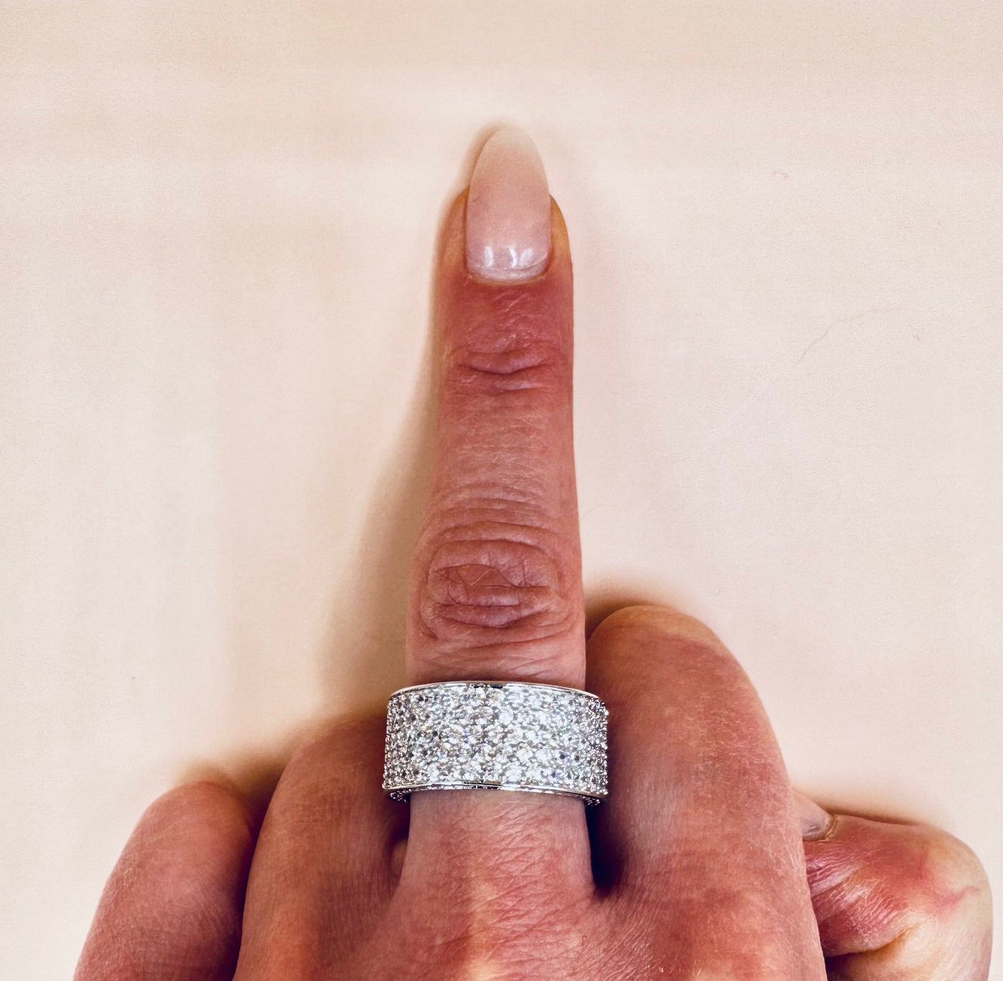 Zilverkleurige ring met strass diamanten