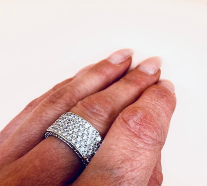 Zilverkleurige ring met strass diamanten