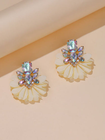 Flowerpower oorbellen met multi-color strasstenen met een bloemvormige beige waaier als rok 